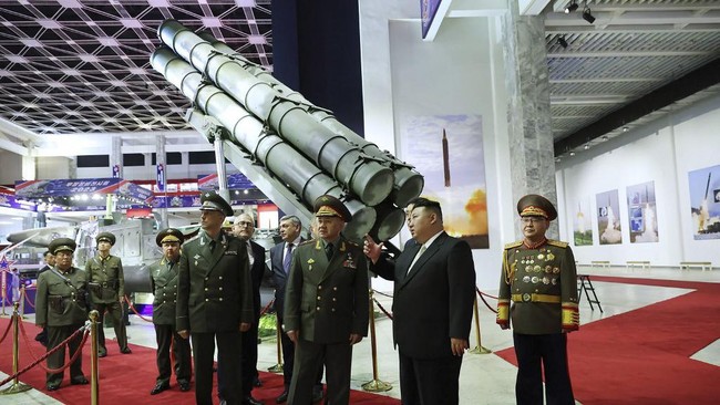 Kim Jong Un bertemu dengan Menhan Rusia, Sergei Shoigu, dan memamerkan sederet senjata mutakhir Korea Utara, mulai dari drone hingga rudal balistik antarbenua.
