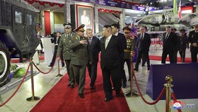 FOTO: Kim Jong Un Menggebu Pamer Rudal Antarbenua ke Menhan Rusia