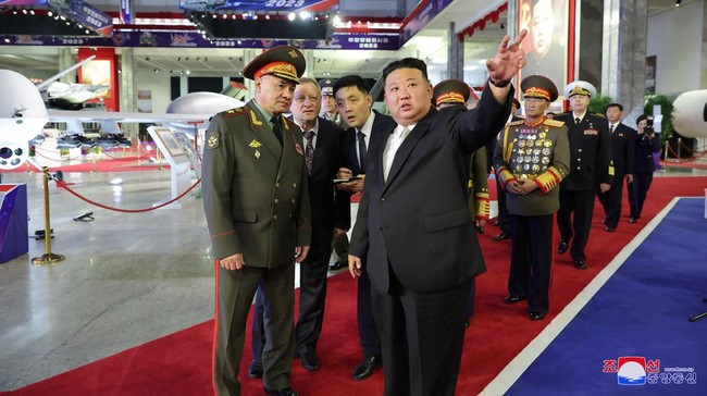 Menhan Rusia dilaporkan mengajak Korea Utara untuk menggelar latihan militer bersama China. Ia menyampaikan langsung ajakan itu saat bertemu dengan Kim Jong Un.