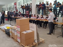 KPU Gelar Simulasi Bongkar Muat Logistik Pemilu 2024 di Bogor