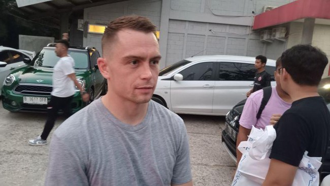 Pemain asing baru Persija Jakarta Maciej Gajos kaget dan bingung saat naik rantis atau barracuda ketika bertanding melawan Persita Tangerang.
