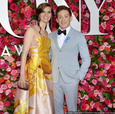 Pacari Ariana Grande, Aktor Ethan Slater Langsung Ceraikan Istri