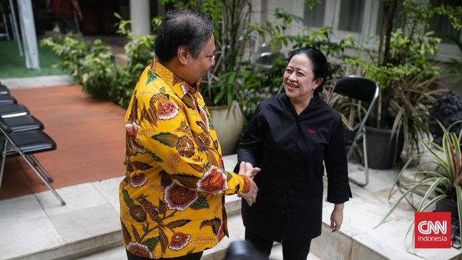 Ketua DPP PDIP Puan Maharani menemui Ketua Umum Partai Golkar Airlangga Hartarto di kediaman Airlangga, kawasan Kebayoran Baru, Jakarta Selatan.