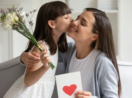 46 Puisi Singkat tentang Ibu Terbaik Menyentuh Hati & Penuh Makna