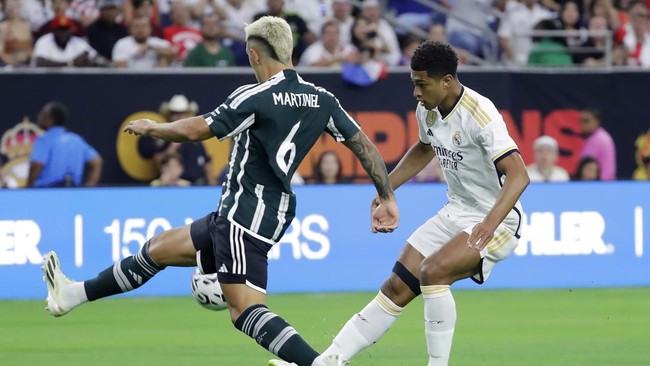 Jude Bellingham tak senang dengan aksi Lisandro Martinez di laga Real Madrid vs Manchester United. Keributan pun sempat terjadi.