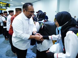 Sambut Langsung Kedatangan Petugas Haji, Menag: Mereka Luar Biasa