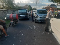 Adu Jangkrik Mobil Vs Motor di Klungkung, 1 Orang Luka Parah