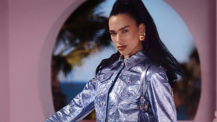 Versace La Vacanza bersama Dua Lipa