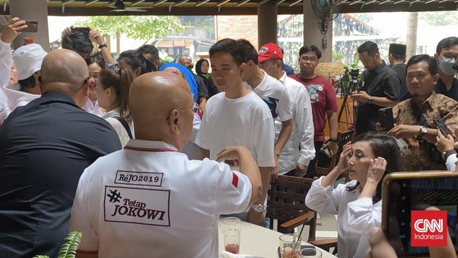 Gibran mengaku hanya ikut makan siang saja di Kwitang yang jadi tempat berkumpulnya pentolan relawan Jokowi, termasuk Wamendes Paiman Raharjo siang ini.