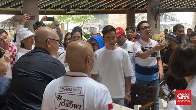 Di lokasi pertemuan dengan relawan Jokowi, Gibran menyebut wacana dirinya akan menjadi cawapres dan mendampingi Prabowo hanyalah imajinasi saja.
