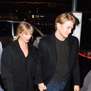 5 Lagu Taylor Swift yang Disinyalir Menceritakan Hubungannya dengan Joe Alwyn