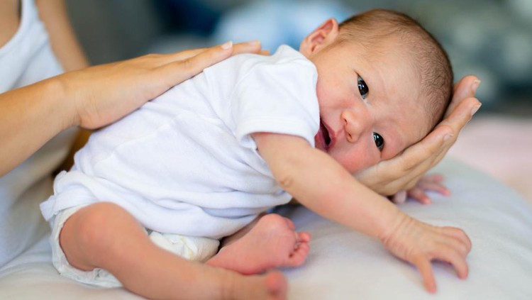 9 Penyebab Bayi Sering Muntah, Cara Mengatasi & Bedanya Muntah Normal & Abnormal