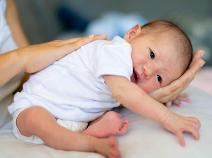 9 Penyebab Bayi Sering Muntah, Ketahui Bedanya Muntah Normal & Abnormal