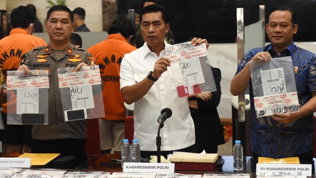 Bareskrim Polri menetapkan 2 ASN dari Kementerian Perindustrian (Kemenperin) dan Bea Cukai sebagai tersangka IMEI bodong.