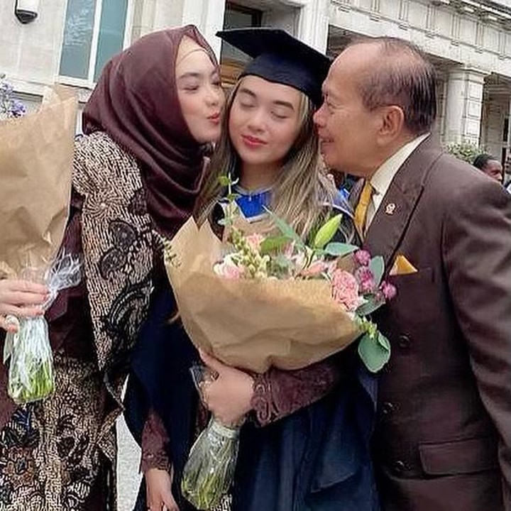 <p>Selamat wisuda sarjana untuk Ziankha Amorette. Kita doakan, semoga rencana melanjutkan pendidikan ke jenjang selanjutnya bisa berjalan dengan lancar, ya. (Foto: Instagram @ingrid_kansil)</p>