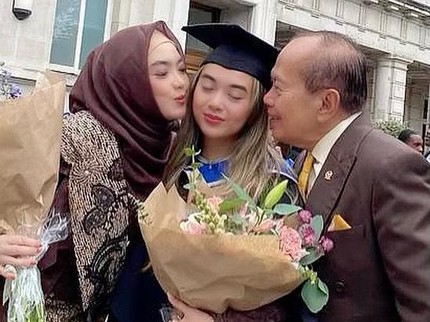 5 Potret Inggrid Kansil dan Suami Bangga Dampingi Sang Putri Wisuda Sarjana di London