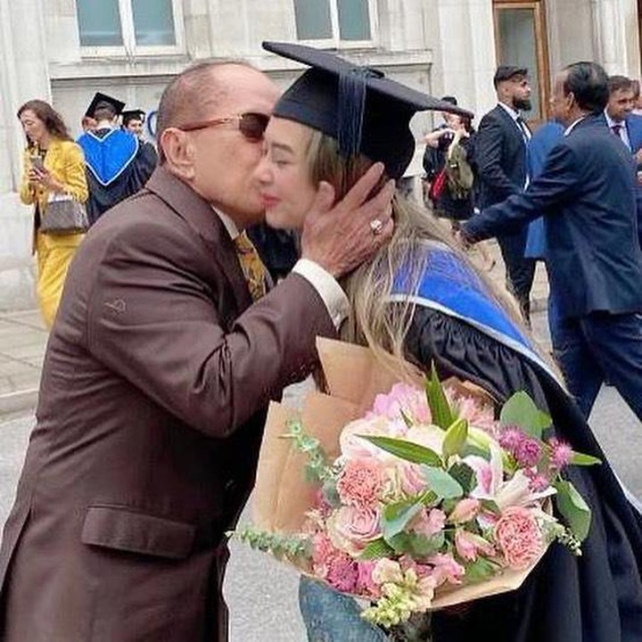 <p>Inggrid tak lupa menuliskan ucapan manis untuk sang putri. Ia berharap agar pendidikan S2-nya juga bisa berjalan dengan lancar. <em>"Congratulations</em> sayang atas kelulusan km, Semoga Allah berkahi perjalananmu selanjutnya utk meneruskan kuliah km (<em>Post Graduate</em>) di LSE/ London School of Economic & Political Science, UK…," katanya. (Foto: Instagram @ingrid_kansil)<br /><br /><br /></p>