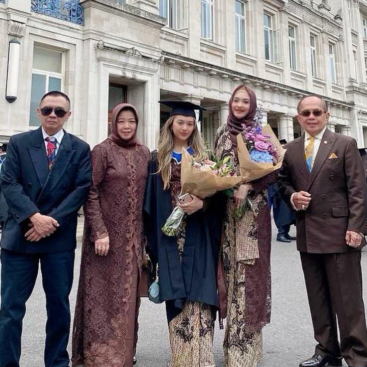 <p>Momen tersebut Inggrid bagikan di akun Instagramnya. Dalam kolom caption, ia juga menceritakan bahwa wisuda Ziankha juga dihadiri oleh Oma dan Opanya. <em>"Alhamdulillah</em> juga Allah <em>Ta’alla</em> telah memberikan Mama, Papa, Oma Inne & Opa Buddy Kansil kesempatan untuk menyaksikan wisuda <em>under graduate</em> km ini kmrn 27 juli 2023," tuturnya. (Foto: Instagram @ingrid_kansil)<br /><br /><br /></p>