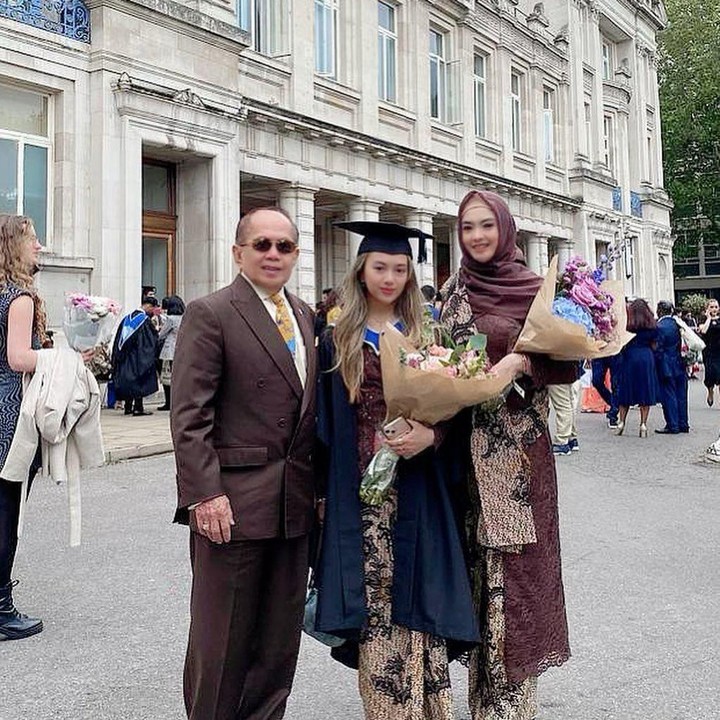<p>Inggrid Kansil dan sang suami sedang diselimuti kebahagiaan, Bunda. Belum lama ini, keduanya menghadiri acara wisuda sang putri, Ziankha Amorette, yang baru menjadi sarjana. "<em>MasyaAllah tabarakallah, Barakallah fii ilmi my dear Zee, Alhamdulillah</em> sudah menyandang gelar sarjana S1 Jurusan Ekonomi dan Politik di Universitas Queen Mary University London," tulisnya. (Foto: Instagram @ingrid_kansil)<br /><br /><br /></p>
