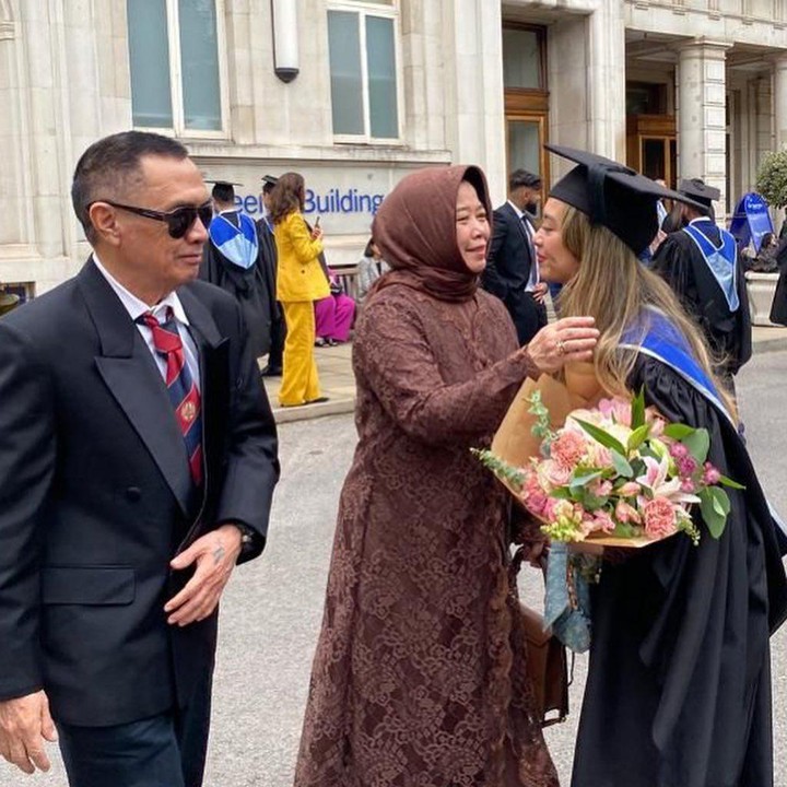 <p>Dalam kesempatan yang sama, Inggrid juga mengingatkan sang putri untuk tetap beriman pada Yang Maha Esa. "Pesan mama & papa jangan pernah mengingkari-Nya, manfaatkan ilmu yang kamu miliki semata-mata hanya di jalan-Nya," ujarnya. (Foto: Instagram @ingrid_kansil)<br /><br /><br /></p>