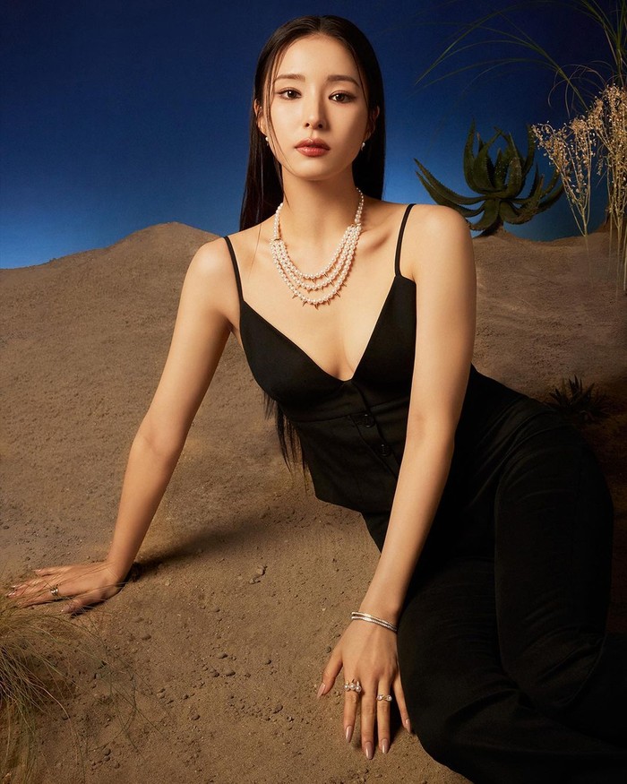 Aura Shin Se Kyung kian memancar dengan balutan dress hitam yang dipadukan dengan perhiasan berupa kalung mutiara, gelang emas, dan cincin cantik dari koleksi terbaru TASAKI yang bertajuk 'Danger'./ Foto: instagram.com/tasaki_intl