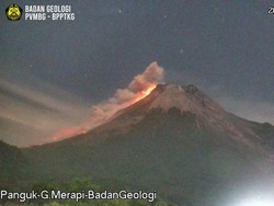 Merapi Muntahkan Awan Panas Sejauh 1,5 Km Malam Ini
