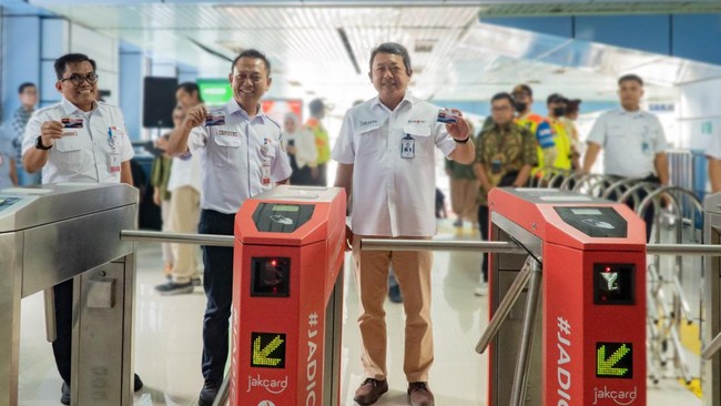 Sebagai upaya memperluas akseptasi JakCard, kini JakCard bisa digunakan sebagai tiket perjalanan menggunakan KRL.