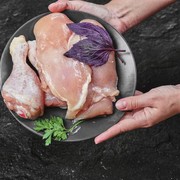 Benarkah Mencuci Daging Ayam Mentah Sebelum Dimasak Bisa Berbahaya bagi Kesehatan? Ini Penjelasan Ahli!