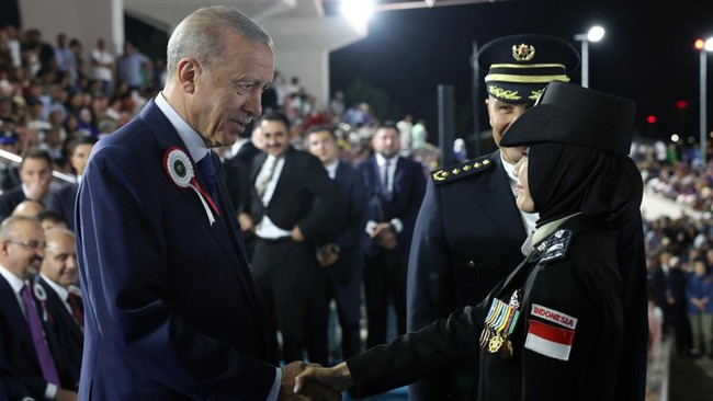 Polwan Polda Jatim Briptu Tiara Nissa Zulbida meraih peringkat kelima sebagai lulusan terbaik program Capacity Building di Turki.