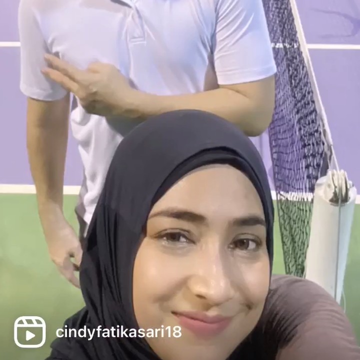 <p>Tak sendiri, Cindy Fatikasari juga mengajak suaminya, Tengku Firmansyah untuk bermain bersama.<em> "Alhamdulillah score 7-5 (score aku ga nol2 amat)</em>," tulisnya. (Foto: Instagram @cindyfatikasari18)</p>