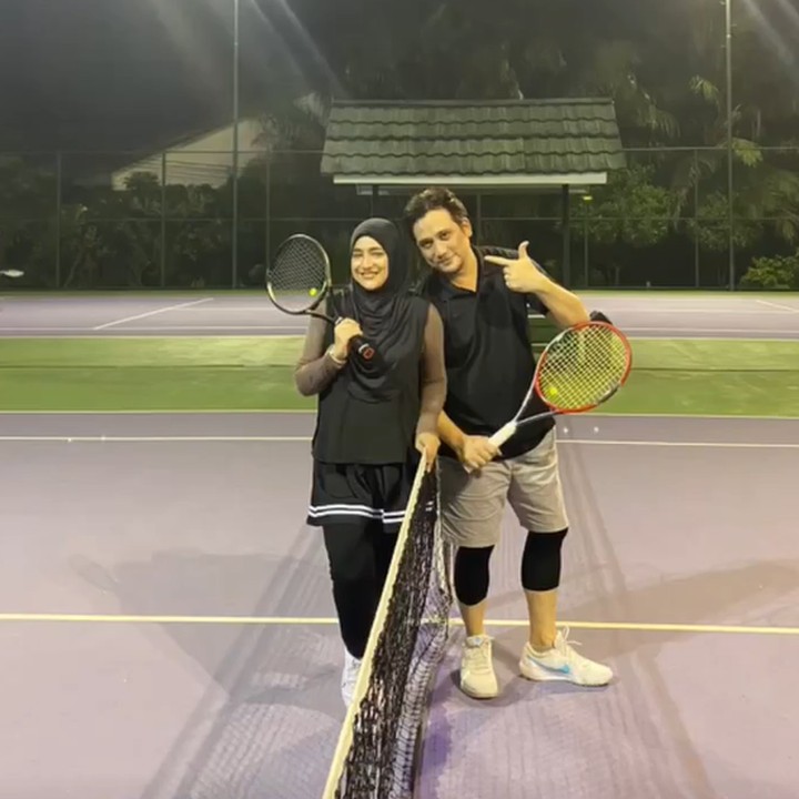 <p>Selanjutnya ada Cindy Fatikasari yang juga ikut menekuni olahraga tenis. Ia tampil memakai busana olahraga serba hitam yang dipadu bersama <em>sneakers</em> putih. (Foto: Instagram @cindyfatikasari18)</p>