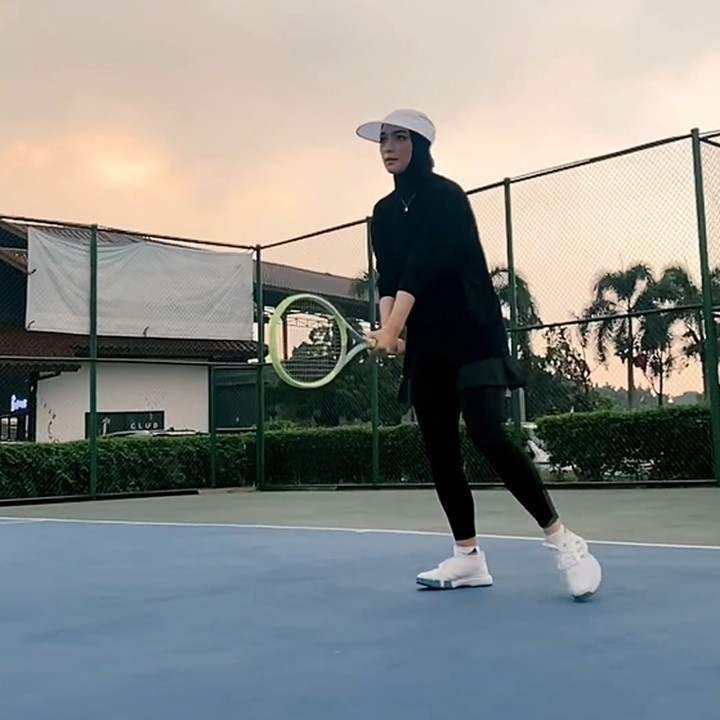 <p>Citra Kirana terlihat modis dengan setelan hijab <em>sport</em> berwarna serba hitam. Untuk nuansa monokrom, ia memberikan sentuhan warna putih pada topi dan <em>sneakers</em>-nya. Citra Kirana mengaku ketularan doyan main tenis karena sang suami, nih. <em>"Ikut2an masky..eeh beneran suka skrg. semoga konsisten latihannya yaa citt,"</em> tulisnya. (Foto: Instagram @citraciki)</p>