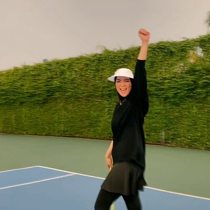 <p>Hijab tak menjadi penghalang artis Tanah Air untuk menggeluti hobi mereka. Beberapa seleb hijabers saat ini tengah asyik mencoba olahraga tenis yang kembali menjadi tren. Salah satunya adalah Citra Kirana, nih. (Foto: Instagram @citraciki)</p>