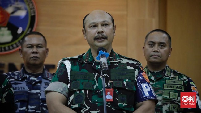 Puspom TNI sempat menyampaikan keberatan kepada penyidik KPK. Namun, tiba-tiba nama dua prajurit aktif TNI diumumkan sebagai tersangka.