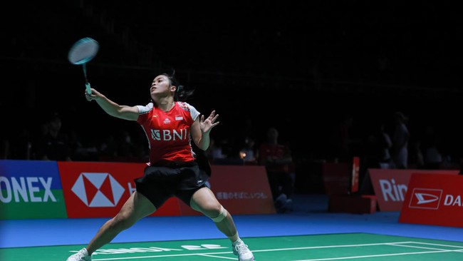 Gregoria Mariska Tunjung menundukkan Ashmita Chaliha pada babak kedua Asian Games 2022 (2023) di Binjiang Gymnasium, Selasa (3/10).