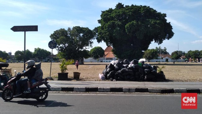 Tumpukan sejumlah plastik berbagai ukuran berisi sampah terpantau menggunung di salah satu sudut Alun-alun Selatan Yogyakarta, Jumat (28/7).