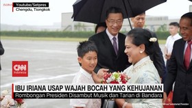 VIDEO: Ibu Iriana Usap Wajah Bocah yang Kehujanan