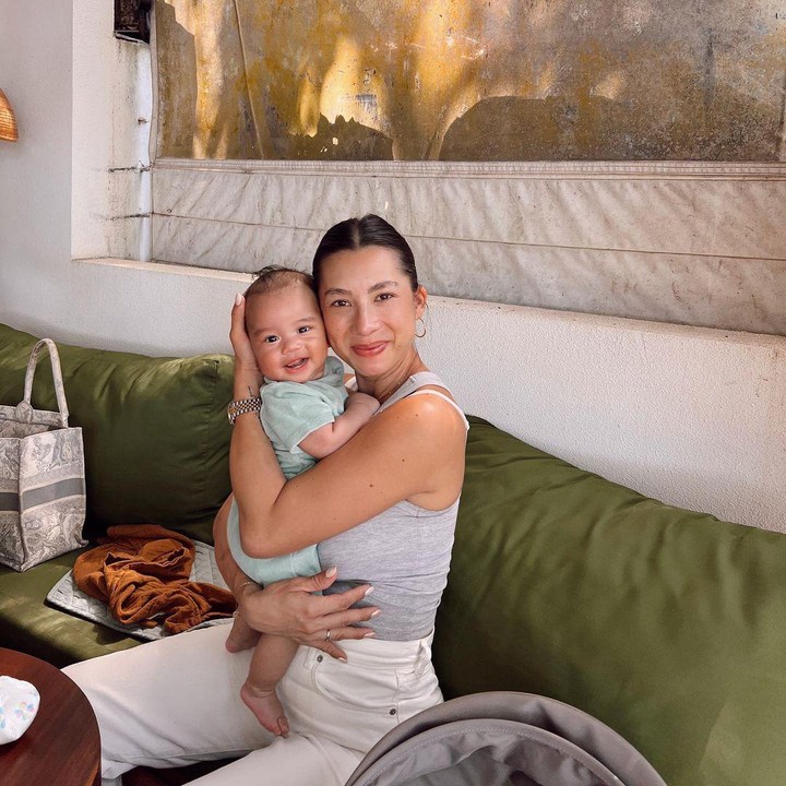<p>Jennifer Bachdim menjadi salah satu Bunda Seleb yang bertekad untuk menyusui anaknya. Perempuan 37 tahun ini pernah mengungkap hal tersebut saat menyusui anak keempatnya, Kiro Zayden Bachdim. Jennifer ingin memberikan yang terbaik untuk putra bungsunya lantaran ia sudah tak memiliki rencana untuk menambah momongan lagi. (Foto: Instagram @jenniferbachdim)</p>