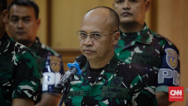 Kapuspen TNI Laksamana Muda Julius Widjojono menyatakan evaluasi penempatan perwira TNI aktif merupakan hak prerogatif dari Presiden Jokowi.