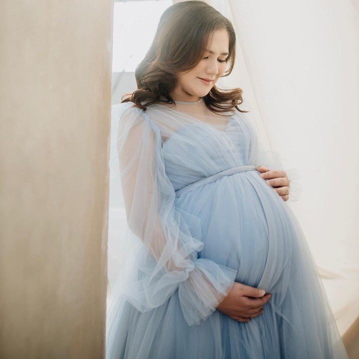 <p>Memasuki minggu ke-33 kehamilannya, aktris sinetron Masayu Clara tampak sumringah menjalani maternity shootnya. Dalam balutan gaun berwarna biru, Masayu dan <em>baby bump</em>-nya tampak memesona (Sumber: Instagram @masayuclara)</p>