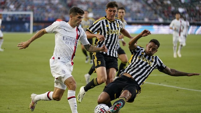 Juventus menang dramatis atas AC Milan pada laga uji coba pramusim bertajuk Soccer Champios Tour di Dignity Health Sports Park, California, Jumat (28/7).