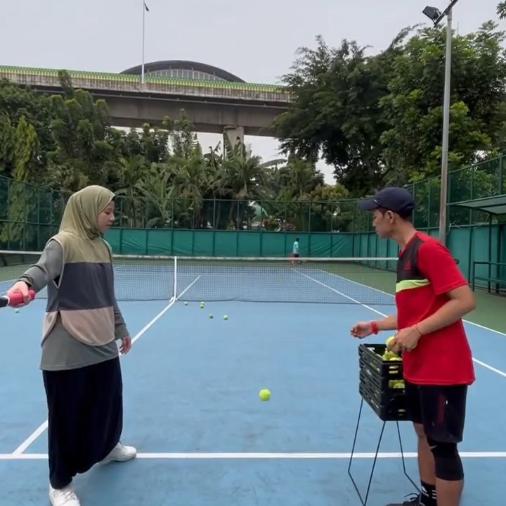 <p>Natasha Rizky tampil kece mengenakan terusan hijab yang membuatnya terlihat <em>sporty</em> namun tetap syar'i. Kombinasi warna<em> earthy tone</em> seperti hijau, abu-abu, dan hitam membuat outfitnya tetap terlihat simpel. (Foto: Instagram @natasharizkynew)</p>