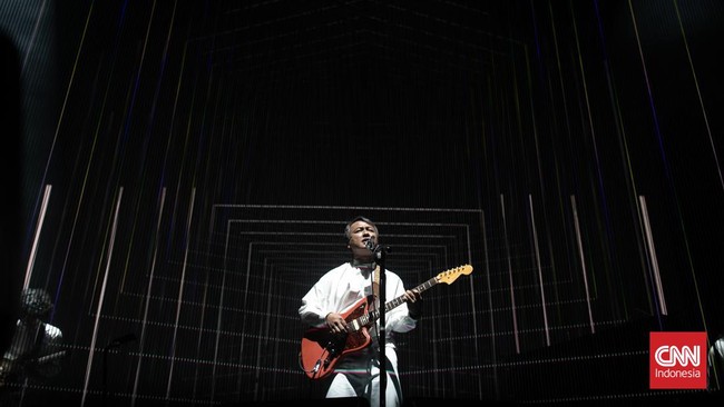Penampilan Efek Rumah Kaca dalam konser bertajuk Rimpang di Tennis Indoor Senayan, Jakarta, Kamis (27/7/2023). (CNN Indonesia/ Adi Ibrahim)