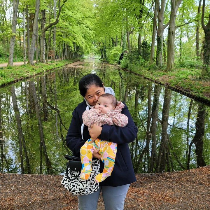 <p>Ketika sang nenek, Nevos Setyaningrum, mengunjunginya ke Belanda, Nova juga kerap menghabis waktu bersama, lho. Nova bahkan tidak rewel ketika digendong sang nenek. (Foto: Instagram: @graciaz14)<br /><br /><br /></p>