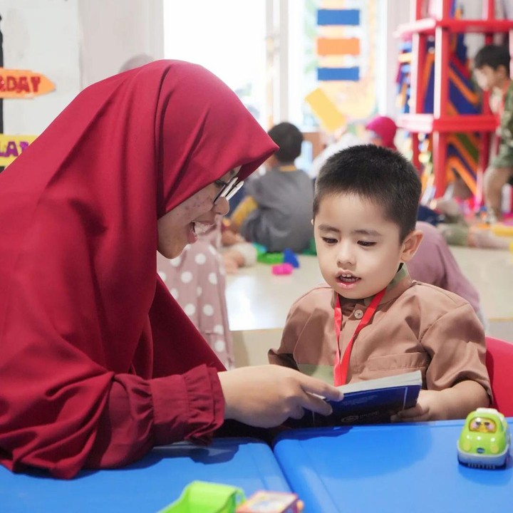 <p>Dalam sebuah unggahan pada akun Instagram-nya, Sulaiman terlihat belajar Iqra besama sang guru. "Sulaiman lagi belajar Iqra," tulisnya. (Foto: Instagram: @sulaimanaliabdullah)</p>