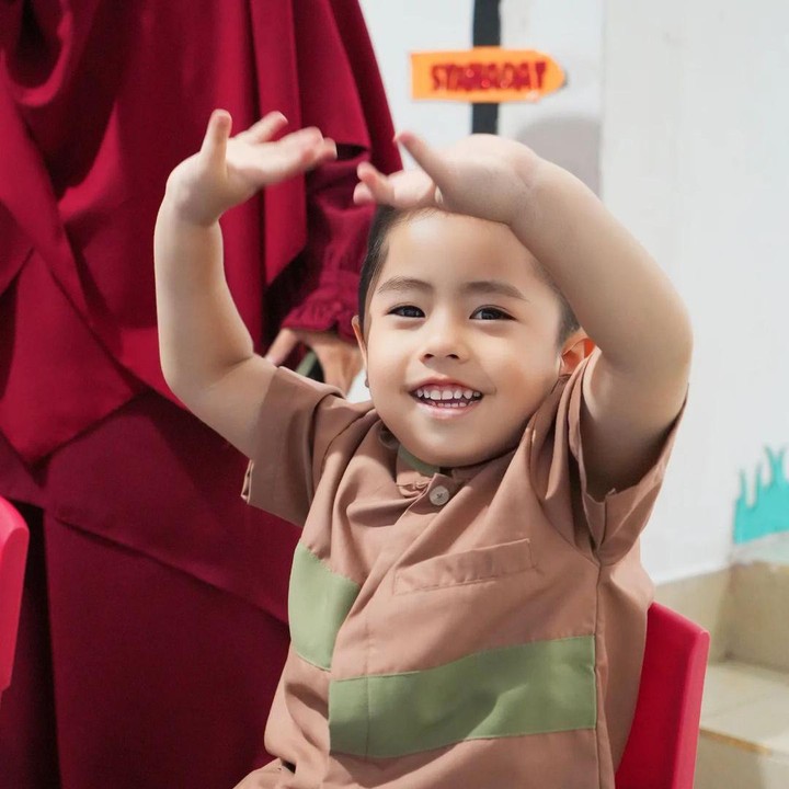 <p>Semakin hari, kondisi Sulaiman sudah semakin membaik. Ia bahkan sudah mulai bersekolah dan belajar membaca Iqra. (Foto: Instagram: @sulaimanaliabdullah)</p>