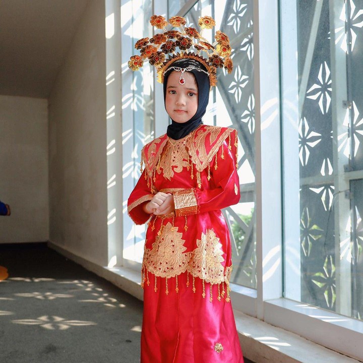 <p>Dalam sebuah potret yang diunggah Gina, terlihat Uti tengah bersiap-siap untuk pentas dan mengenakan pakaian tradisional. "Si sayang Ibun Papa yang kemarin habis pentas," tulis Gina dengan emotikon hati. (Foto: Instagram: @missnyctagina)</p>