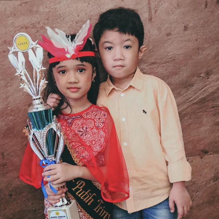 <p>Tak hanya berprestasi dalam dunia non-akademik, ternyata Uti juga berprestasi dalam dunia akademik di sekolah. Ia sempat terpilih sebagai Murid Terbaik Putri. (Foto: Instagram: @missnyctagina)</p>