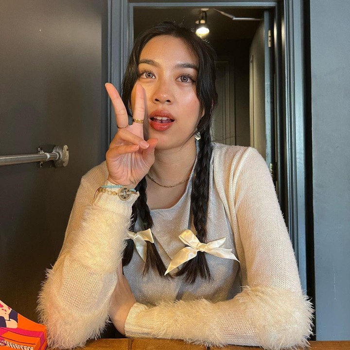 <p>Kabar bahagia datang dari keluarga musisi ternama, Bimo Setiawan atau Bimbim Slank, Bunda. Belum lama ini, sang putri, Mezzaluna D'Azzuri, baru saja melaksanakan wisuda di salah satu kampus ternama di Inggris. (Foto: Instagram: @mezzaluna)</p>