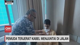 VIDEO: Pemuda Terjerat Kable Menjuntai di Jalan